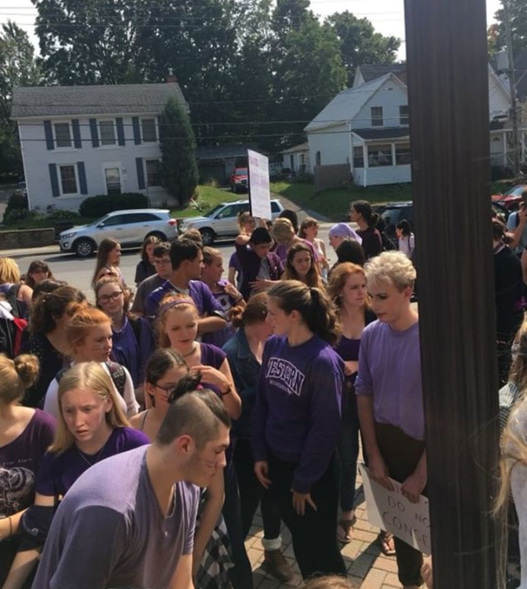 raynefq's tweet photo. 40000 students across ontario are walking out right now. I had no idea three weeks ago that this idea would become largest student walkout in ontario's history. the young people will always win. #WeTheStudentsDoNotConsent #ONpoli #topoli https://t.co/9JQ0Hpk6Lh