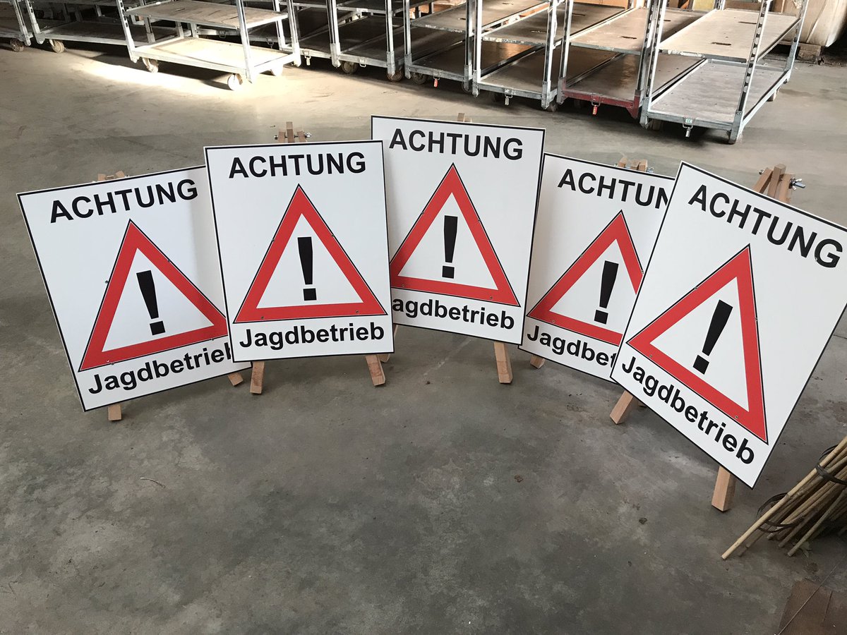 Heute vor dem Abendansitz schon die ersten Warnschilder für die anstehende Drückjagd im Oktober montiert.
#drückjagd #drivenhunt Die Schilder können auch aufgehängt werden und teuer waren die auch nicht.