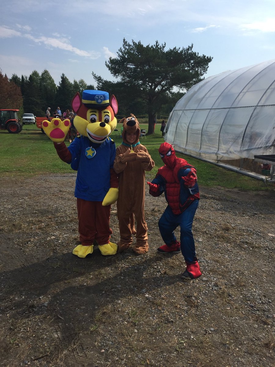 SiobhainMillen's tweet photo. Gr. 7/8s had an amazing morning at @CLSOUTHMUSKOKA #morrisonmeadows volunteering for the #fallfestival event @SMCDSB_MMO @SMCDSB #BeOurStory https://t.co/itWfO6IHIA