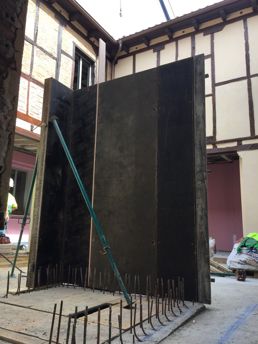 Hoy comenzamos en #leonesp la ejecución de un hueco de ascensor en hormigón para un acabado visto especial usando paneles de <a href="/Alsina_Formwork/">Alsina Formwork</a> .  Por su ubicación y su forma se trata de un trabajo que nos hace especial ilusión. 🏗️