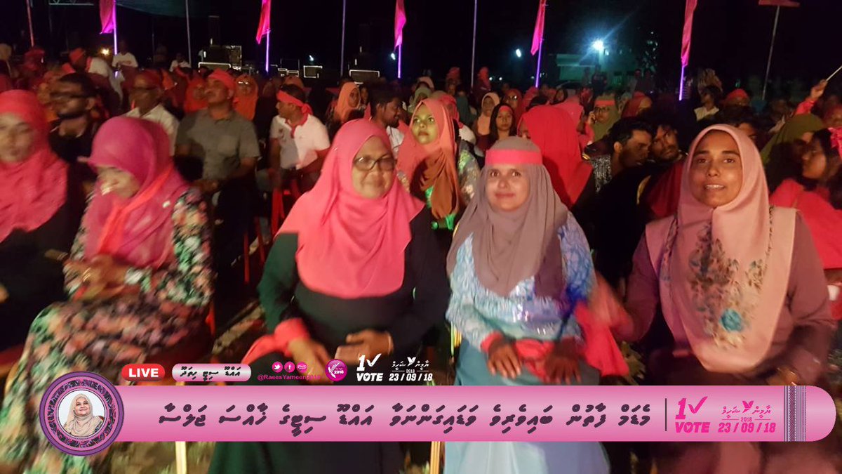 Yameen2O23's tweet photo. #Live | AdduCity Hithadhoo
#MadamFathun baiverive vadainnava Addu City ge khassa jalsaa
@maanu1234 @IsmailAdley
@Ahmed_bunya @ahmed_nihan
#EmmeGaathun
#ProgressShared
#RY2018
#YameenShaheem2018
#CandidateNo1 https://t.co/Q5Umwuej1O