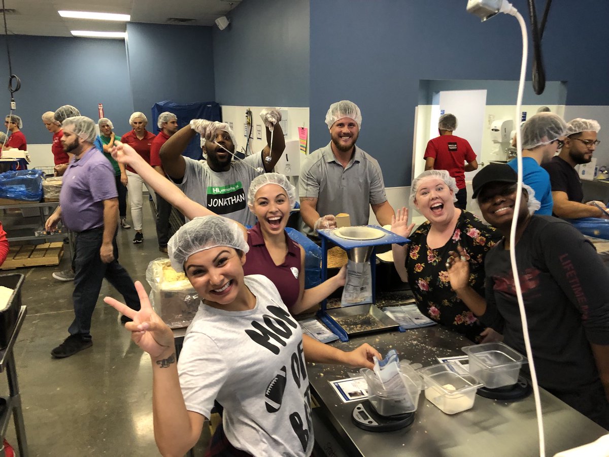 ichrissycakes's tweet photo. Had a blast volunteering today! Love giving back @knut45 @StaceyMarxCR @TheAnneChow https://t.co/UaidnmxnPT