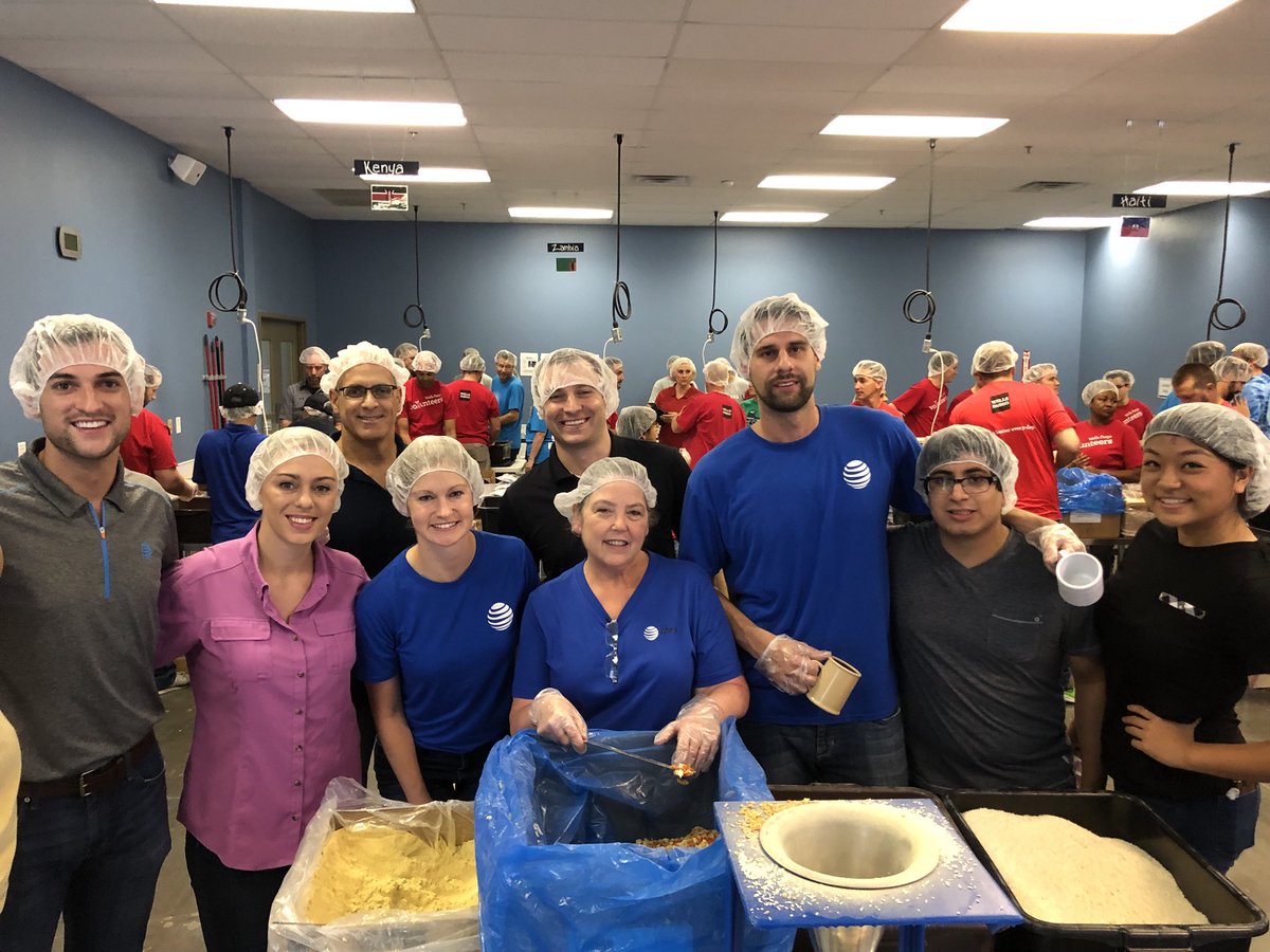 ichrissycakes's tweet photo. Had a blast volunteering today! Love giving back @knut45 @StaceyMarxCR @TheAnneChow https://t.co/UaidnmxnPT