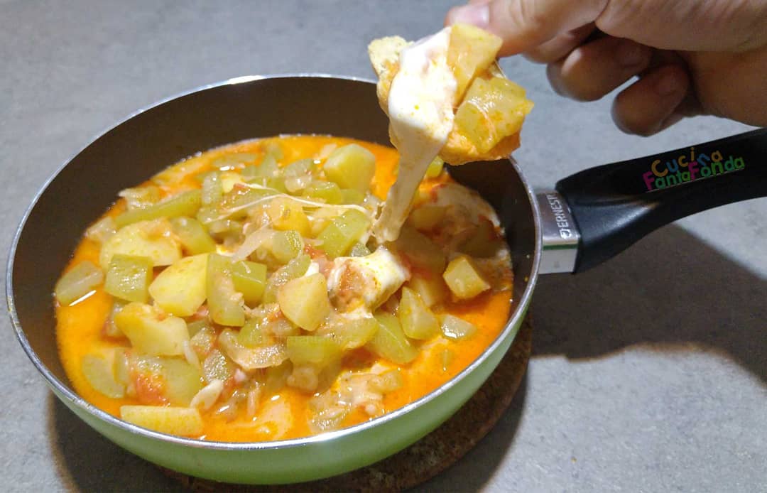 CucinFantaFonda's tweet photo. Sta per cominciare il periodo bello, quello dei #piatticaldi...come questo che sto per portare in tavola.
Camuffato da #zuppa leggera con #zucchine e #patate, nasconde dentro due belle #mozzarelle che sciogliendosi hanno imprigionato il #pane..
#cucina #cucinare #cibo https://t.co/ni3FJOqqlg