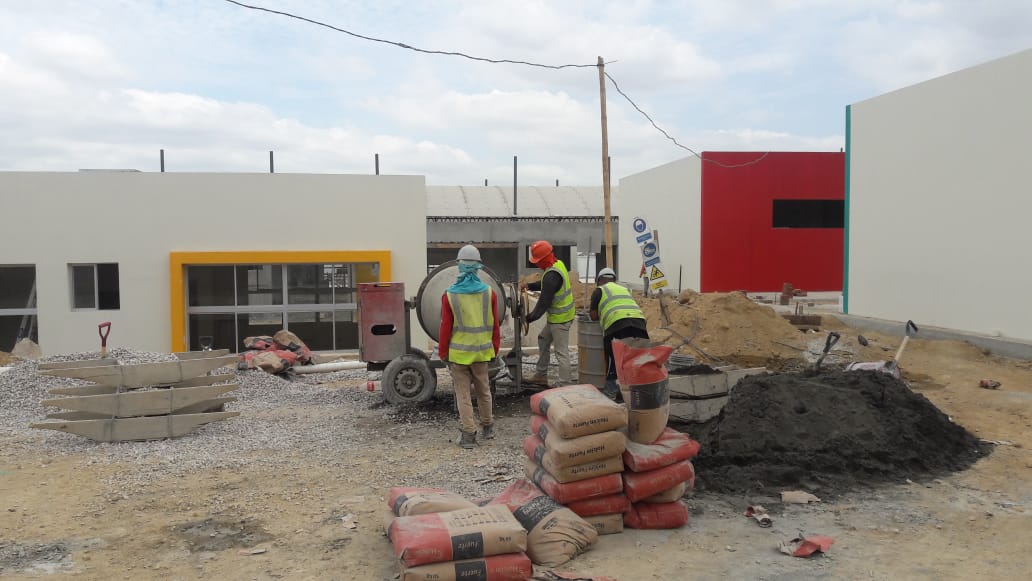 JorgeWated's tweet photo. Trabajo coordinado y comprometido en beneficio de los ecuatorianos. Junto al equipo técnico del @SECOB_EC Constatamos un avance en obra del 58% en la Unidad Educativa del Milenio “El Fortín”. @Lenin @Presidencia_Ec https://t.co/btiULJbieV