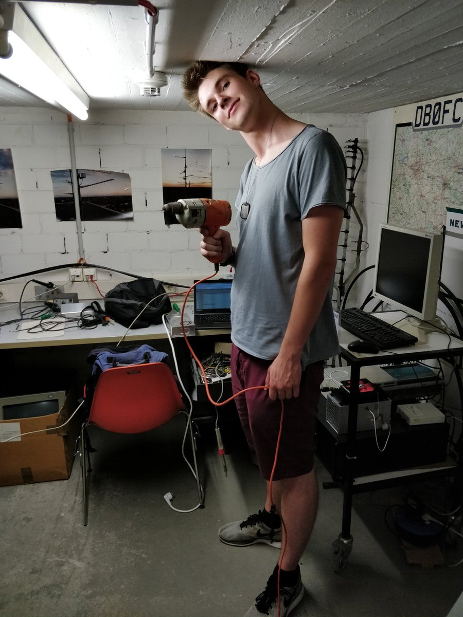 darc_h60's tweet photo. Heute gibt's das #HamNet Digi Doublefeature:

Johannes @DO9DCW  richtet ProxMox ein und @dl7mlp macht Löcher für den neuen Raumerfrischer bei #DB0FC. https://t.co/q7QSF6J2cZ