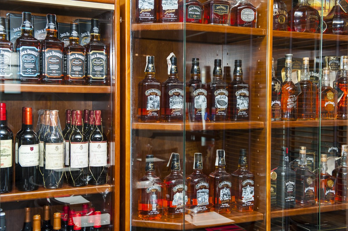 MorrisonLleida's tweet photo. En el Club Morrison Lounge Bar @morrisonlleida encontrarás una gran variedad de #whiskys, y en especial, nuestra colección única en @JackDaniels_ES. Os recordamos que el Club permanece abierto desde las 12 ofreciendo nuestro vermut y aperitivos además de la zona de restaurante 😁 https://t.co/2u7yhBnPyT