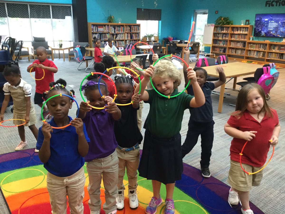 AVedeikis's tweet image. Learning about shapes can be fun when using Skoolzy straws. #dolestrong #mediamath #shapes