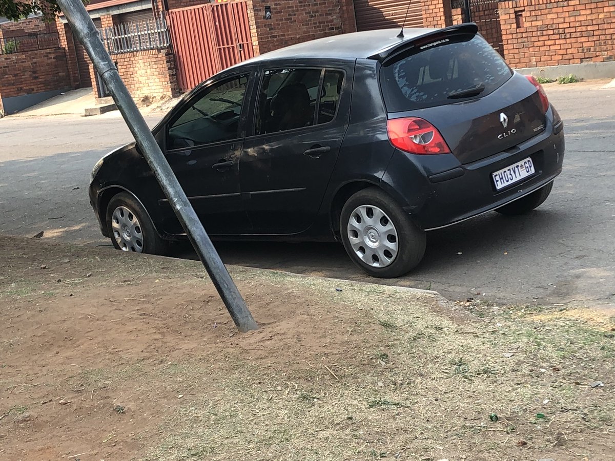 jerrymakhetha's tweet photo. Please help me find the owner of this car, it’s been parked outside my place, Germiston Georgetown for 3 days now.I’ve notified the police and they said they can’t do anything. https://t.co/tgSckaBT9p