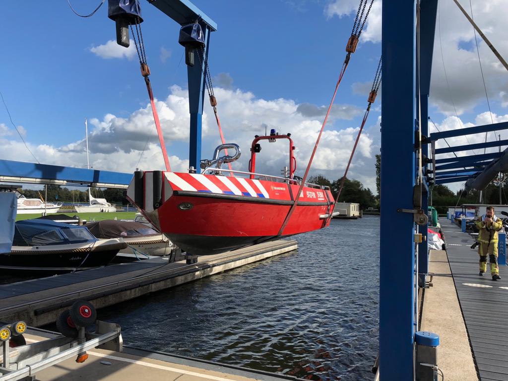 15:14 P 2 Dienstverlening (Recr -/Pleziervaart) Lanceerplaats 15 Westeinderplas , Stommeerweg Aalsmeer [ 13BVASM ] een bootje in de problemen, we hebben haar in veiligheid gebracht. Met dank aan jachthaven <a href="/Stenhuis/">Jachthaven Stenhuis</a> voor hun assistentie. Met zulke wind is dit toch makkelijker!