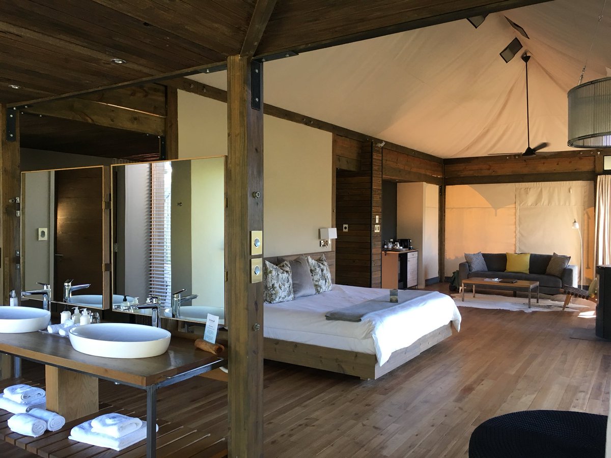 dagmar1888's tweet photo. The exquisite #SettlersDrift lodge @KariegaGameRes. Really didnβt want to leave - perfect to sit and watch the wildlife on the plain below. #Kuoni #MeetSouthAfrica #AfricanHoneymoon https://t.co/J74Z8Aru0n
