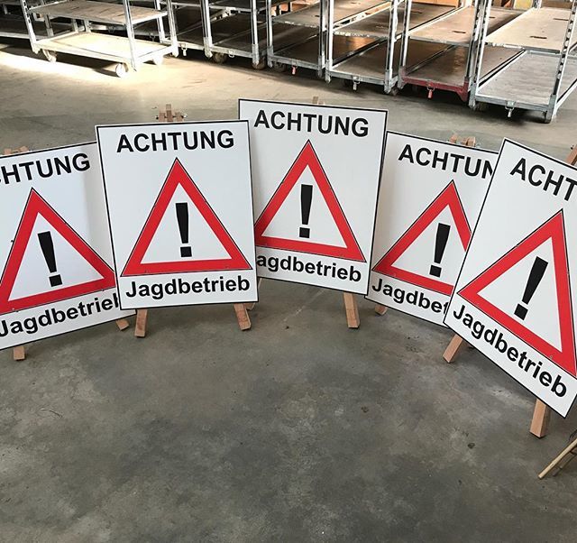 Heute vor dem Abendansitz schon die ersten Warnschilder für die anstehende Drückjagd im Oktober montiert.
#drückjagd #drivenhunt Die Schilder können auch aufgehängt werden und teuer waren die auch nicht. ift.tt/2xufzrk