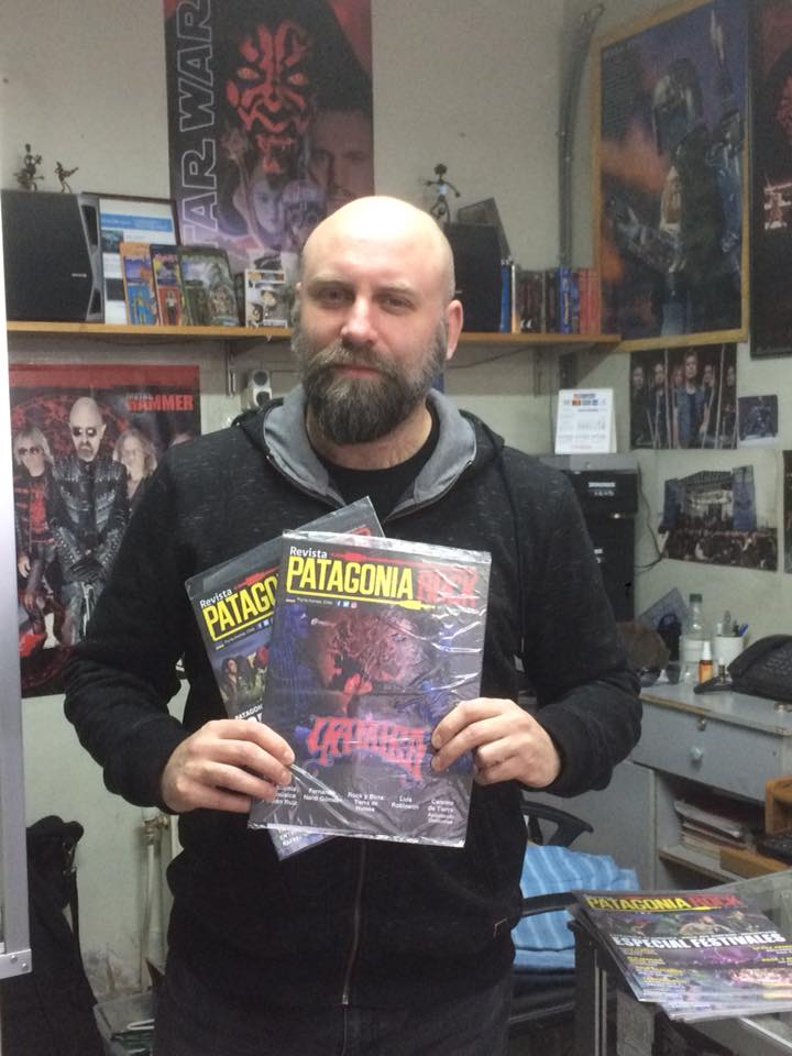R_PatagoniaRock's tweet photo. Ya se encuentra disponible una nueva edición impresa de #RevistaPatagoniaRock y de regalo,#MicroViaje,el primer EP de #LosKlasky. Adquiere la tuya en Disquería Madmusic, Botillería Rey Chupo y en La Medicina Tienda de Cultivo, todas en #PuntaArenas. ¡Apúrate,son pocos ejemplares! https://t.co/piQHZDwtN2