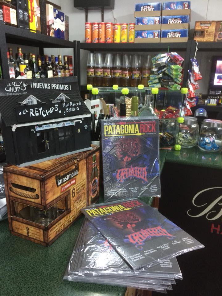 R_PatagoniaRock's tweet photo. Ya se encuentra disponible una nueva edición impresa de #RevistaPatagoniaRock y de regalo,#MicroViaje,el primer EP de #LosKlasky. Adquiere la tuya en Disquería Madmusic, Botillería Rey Chupo y en La Medicina Tienda de Cultivo, todas en #PuntaArenas. ¡Apúrate,son pocos ejemplares! https://t.co/piQHZDwtN2