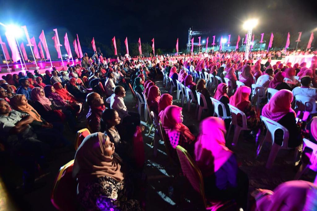 EenInoo's tweet photo. #Live | AdduCity Hithadhoo
#MadamFathun baiverive vadainnava Addu City ge khassa jalsaa
#EmmeGaathun
#ProgressShared
#RY2018
#YameenShaheem2018
#CandidateNo1✔🇲🇻 https://t.co/tSXOtUJuQs