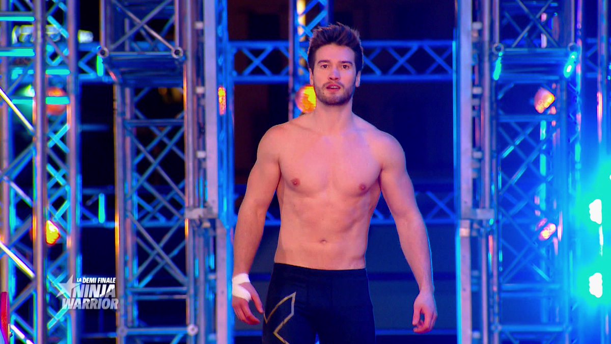 NinjaWarriorTF1's tweet photo. #NinjaWarrior Quentin Radis s'élance sur le parcours, avec un handicap : il est blessé à la main ! https://t.co/c2E3zjBU0A