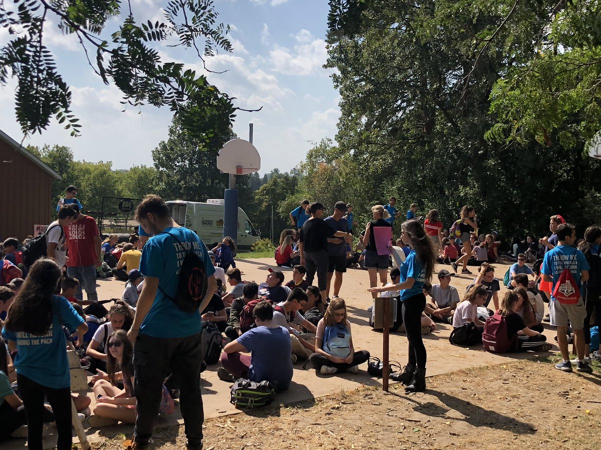 WCI_YRDSB's tweet photo. The end to a fun filled #HowlDay2018! Thank you to @WCIGuidance, @campgreenacres, Wolf Pack leaders and Student Council! πΊ https://t.co/hBV1H6Lmqs