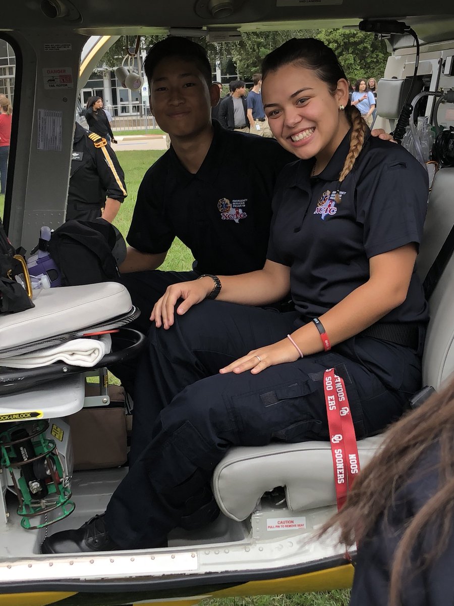 EMT_ATC's tweet image. PHI Med 10 letting students look over their helicopter! @ctedentonisd @PHIAirMed @dentonisd @DentonATC #ems #airambulance #emtstudents