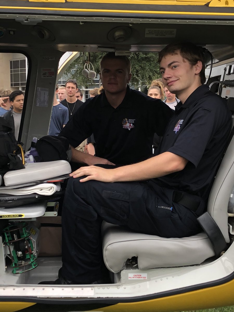 EMT_ATC's tweet image. PHI Med 10 letting students look over their helicopter! @ctedentonisd @PHIAirMed @dentonisd @DentonATC #ems #airambulance #emtstudents