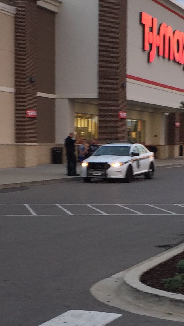 LPD_Chief's tweet photo. I just caught one of Chief Kevin Arnold’s #BlueFinest @ChiefArnold @SmyrnaTNPD doing some #CommUNITYPolicing Great job young man! Your deeds are recognized and appreciated by an old Chief!!! 👍🤜🤛👏🗣💙 https://t.co/qA53Uuxctb