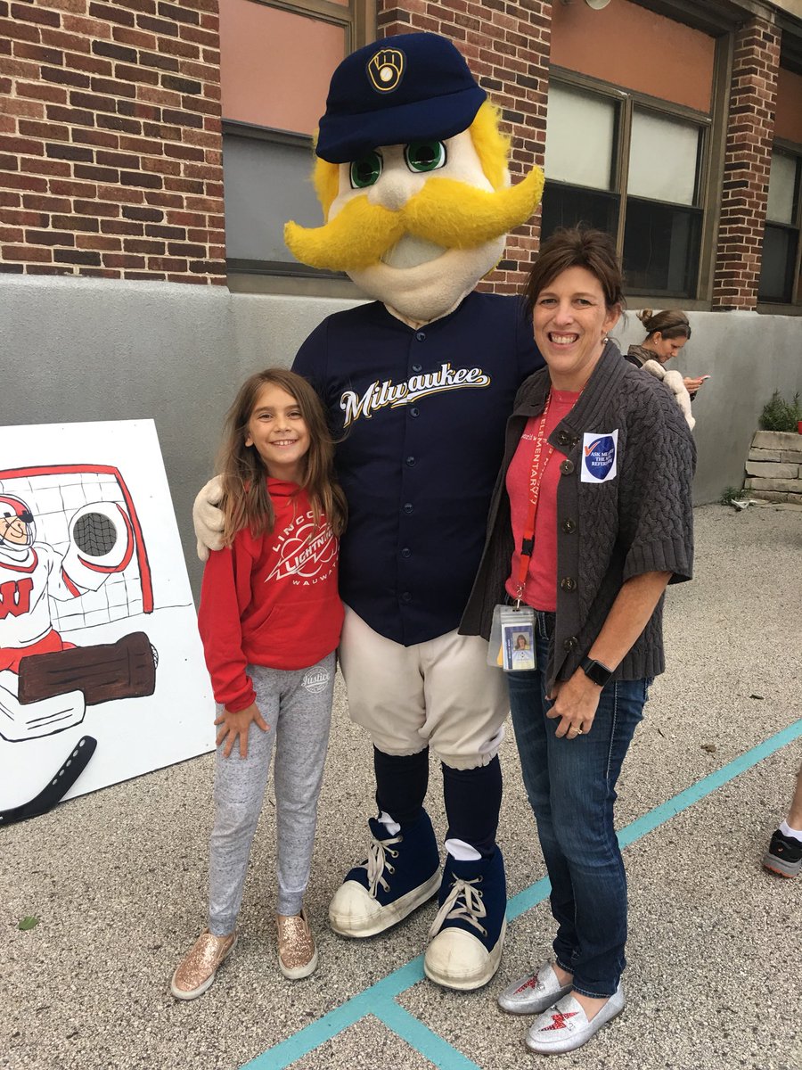 MichMiner's tweet image. Lincoln’s Back to School BBQ! Always an incredible event. Thanks to our PTO  and especially our amazing Lincoln Dads! #sparkofkindness @tosaschools