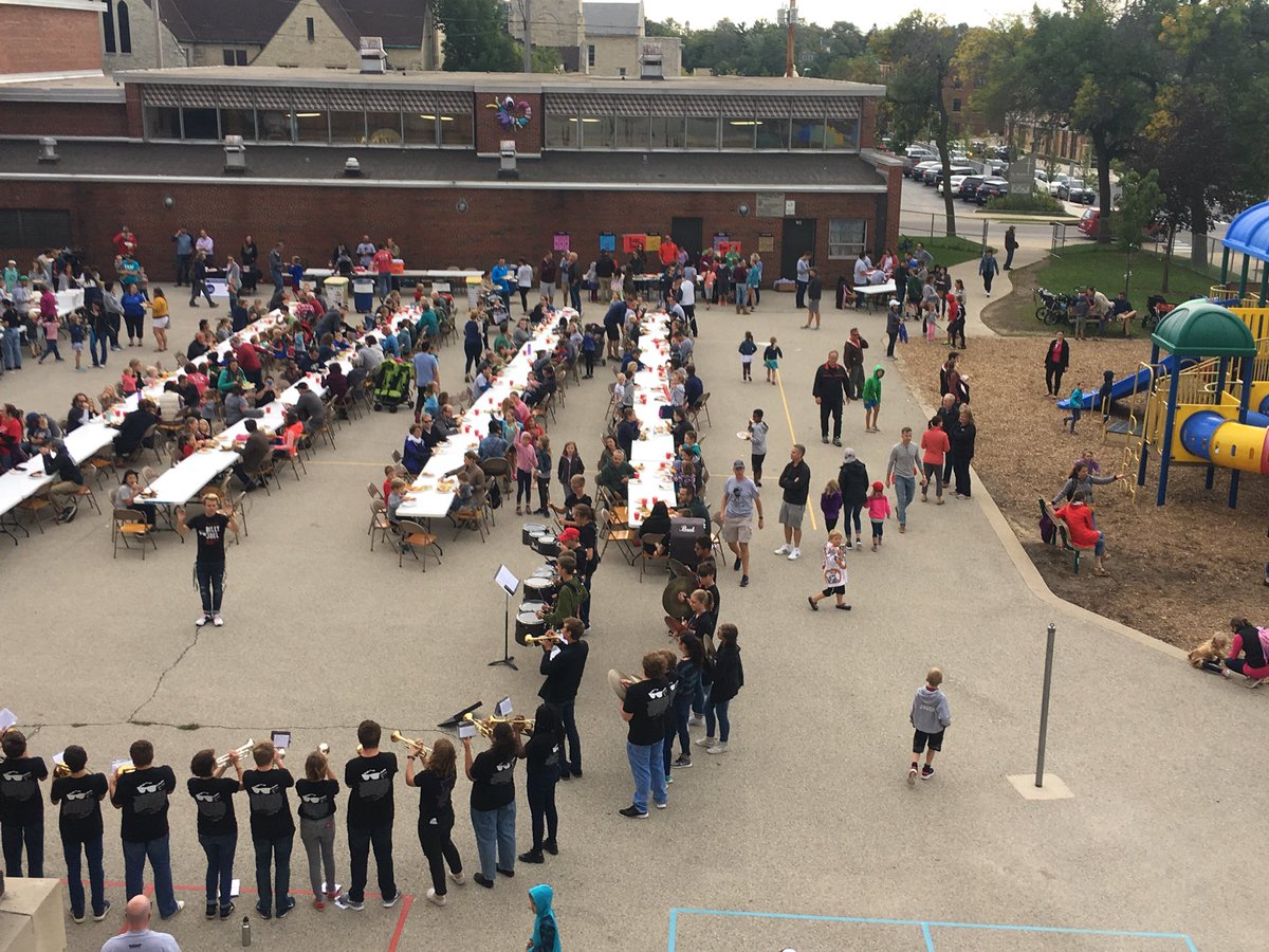 MichMiner's tweet image. Lincoln’s Back to School BBQ! Always an incredible event. Thanks to our PTO  and especially our amazing Lincoln Dads! #sparkofkindness @tosaschools