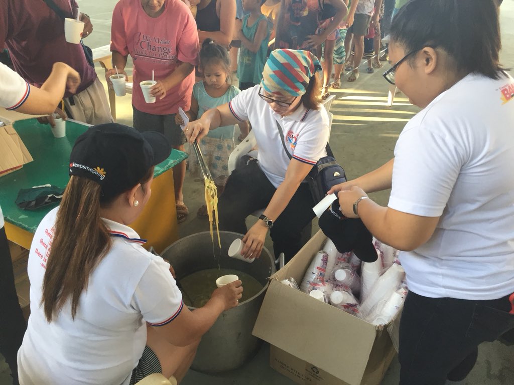 TheFreemanNews's tweet photo. #HelpNaga Cups of hot 'Lomi', sandwiches are being served by The FREEMAN Foundation team to evacuees who are currently housed at Naga Central School https://t.co/Q6vNRH40Ps