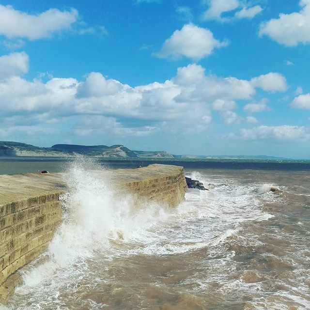 Blew some cobwebs away today #frenchlieutenantswoman #thecobb #storm #sea #bluesky #clouds #autumn #dorset #roughsea ift.tt/2QQ2Gjs