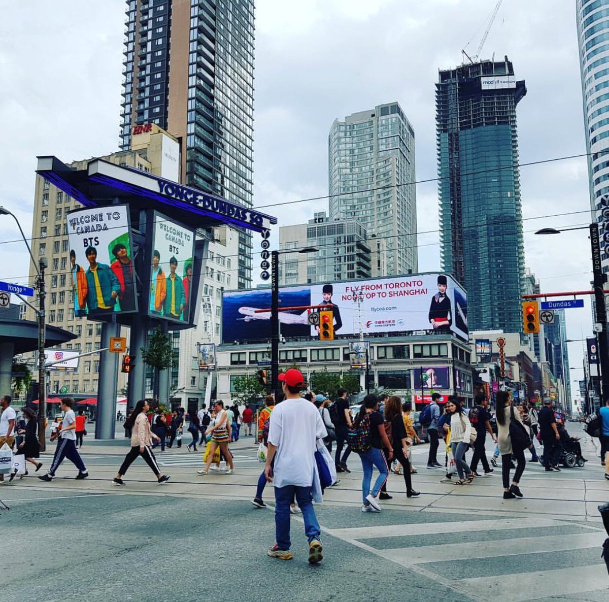 BTSxCanada's tweet photo. BTS’ backup dancer saw our ad at Yonge-Dundas Square!!!! 😭💜🇨🇦

@BTS_twt #BTS #BTSLoveYourselfTour #BTSinHamilton #BTSinCanada https://t.co/YV9TxQHVN7