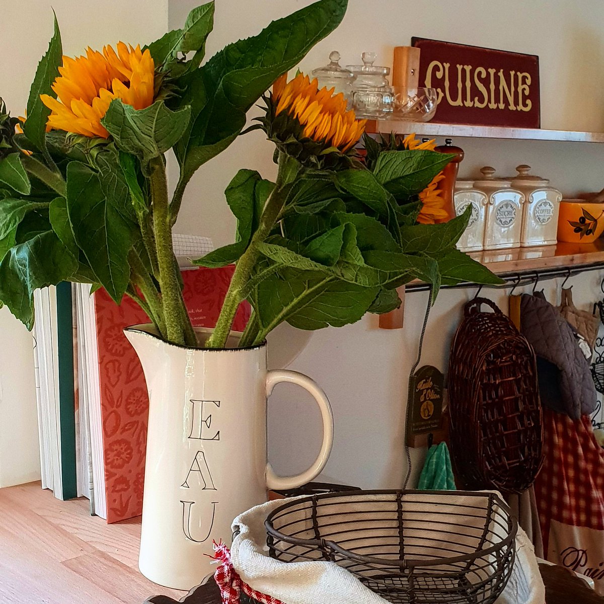 PontRoyalHouse's tweet photo. Sunflowers from Mallemort market 😊🌻🌻#houseinpontroyal #pontroyal #mallemort #sunflowers #tournesols🌻 #provence #provence #bouchesdurhone #beautifulfrance🇫🇷 #ohprovence #homefromhome #sunnyseptemberdays https://t.co/VPGfENszV2