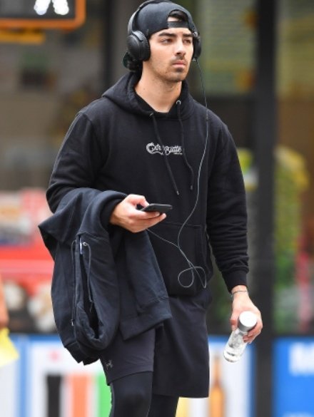 PlobnrgNews's tweet photo. Sep 21: @joejonas out for a walk in New York City. #joejonas #SophieTurner #DNCE #TEAMDNCE #joejonas https://t.co/Hksx6RGC1N