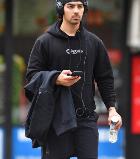 PlobnrgNews's tweet photo. Sep 21: @joejonas out for a walk in New York City. #joejonas #SophieTurner #DNCE #TEAMDNCE #joejonas https://t.co/Hksx6RGC1N