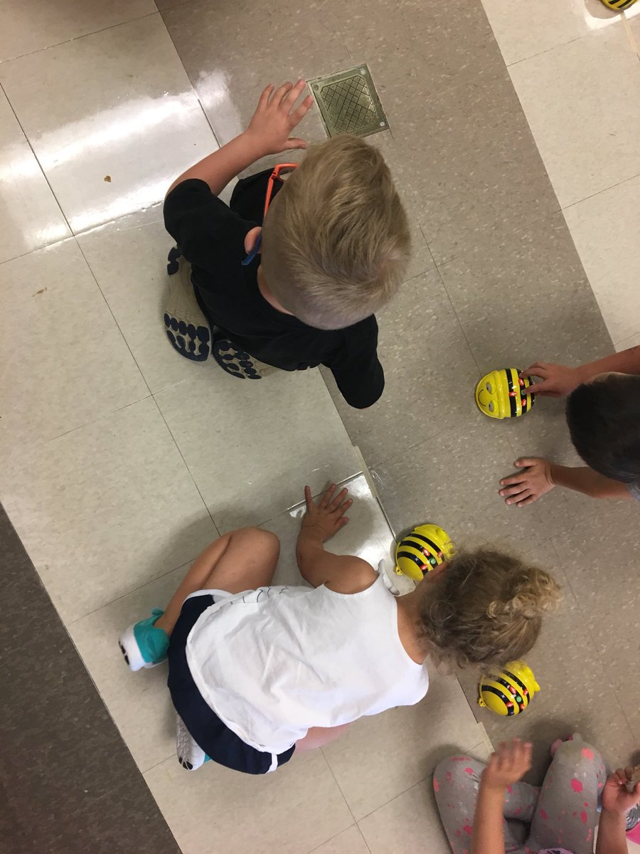 SarahJackett2's tweet photo. We can code anywhere, even in the school hallways! @GoHurricanesGo #tllp#itscodeoutside https://t.co/SGcnkcDJUD