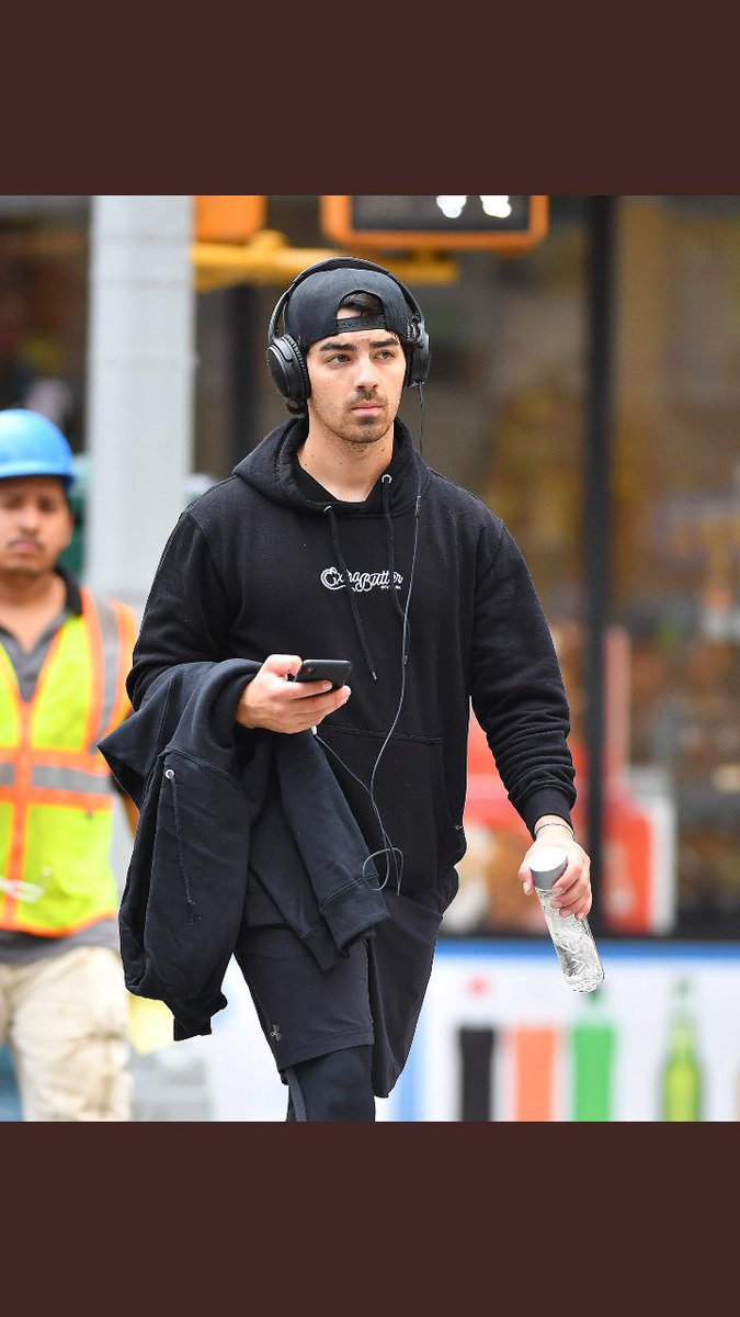 PlobnrgNews's tweet photo. Sep 21: @joejonas out for a walk in New York City. #joejonas #SophieTurner #DNCE #TEAMDNCE #joejonas https://t.co/XhQmJa30TC