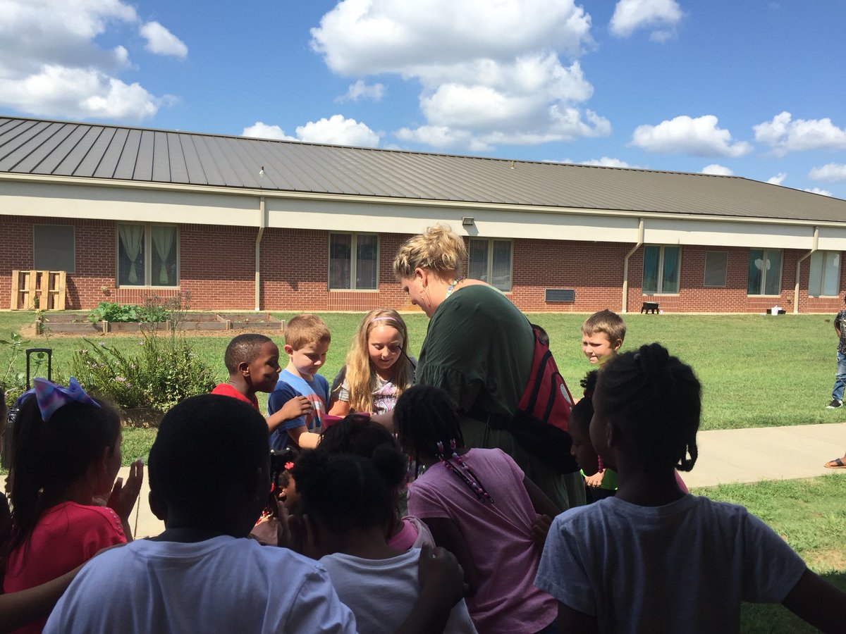 MrsMadden2nd's tweet photo. #byebyebutterfly @GlaweAnne did a great job helping release our monarchs to migrate to Mexico! 🦋🧡 https://t.co/2hcDQLCMxL