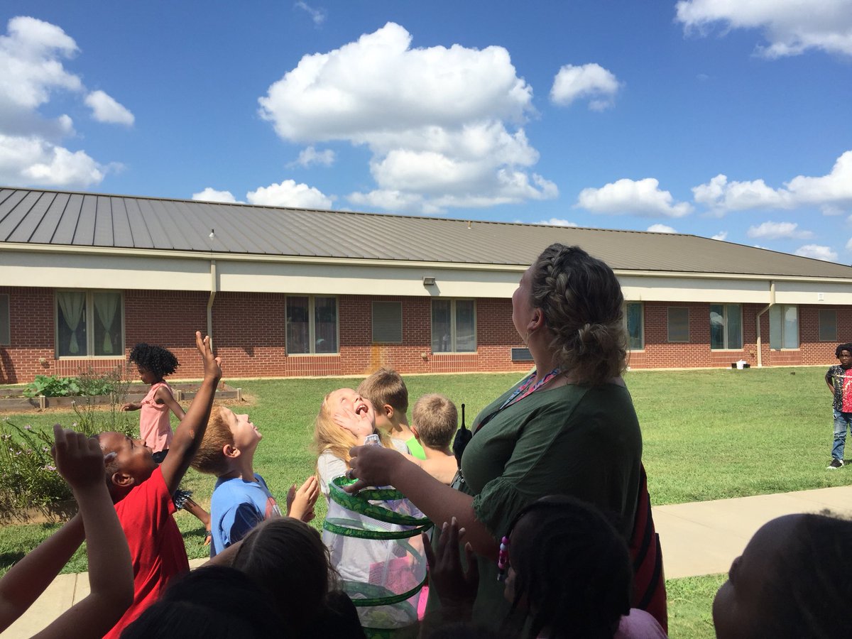 MrsMadden2nd's tweet photo. #byebyebutterfly @GlaweAnne did a great job helping release our monarchs to migrate to Mexico! 🦋🧡 https://t.co/2hcDQLCMxL