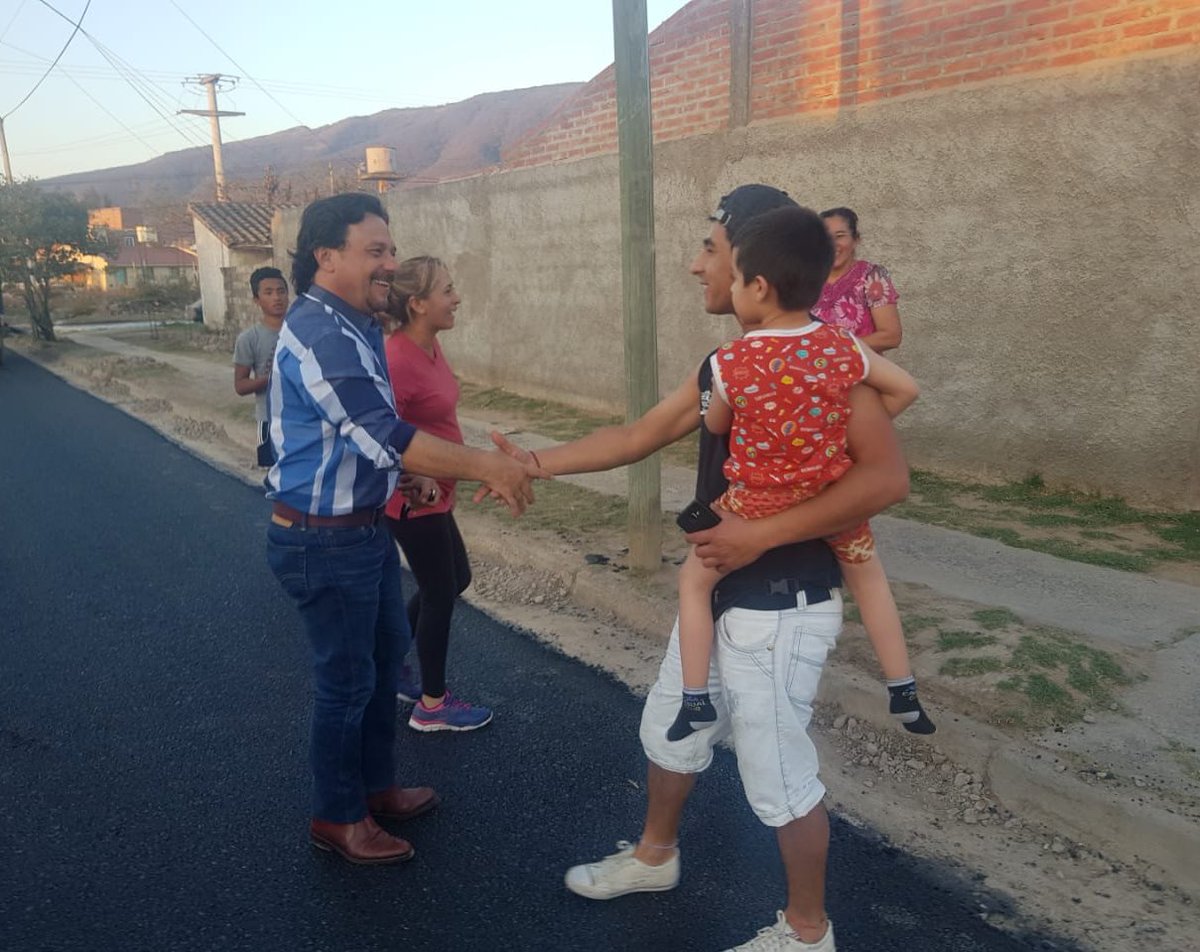GustavoSaenzOK's tweet photo. Esta tarde, junto a los vecinos, supervisamos los trabajos de pavimentación que se realizan en la zona sudeste de la ciudad ¡Sabemos comprometernos, sabemos cumplir! #SaltaTuCiudad https://t.co/hig8tuzzo8