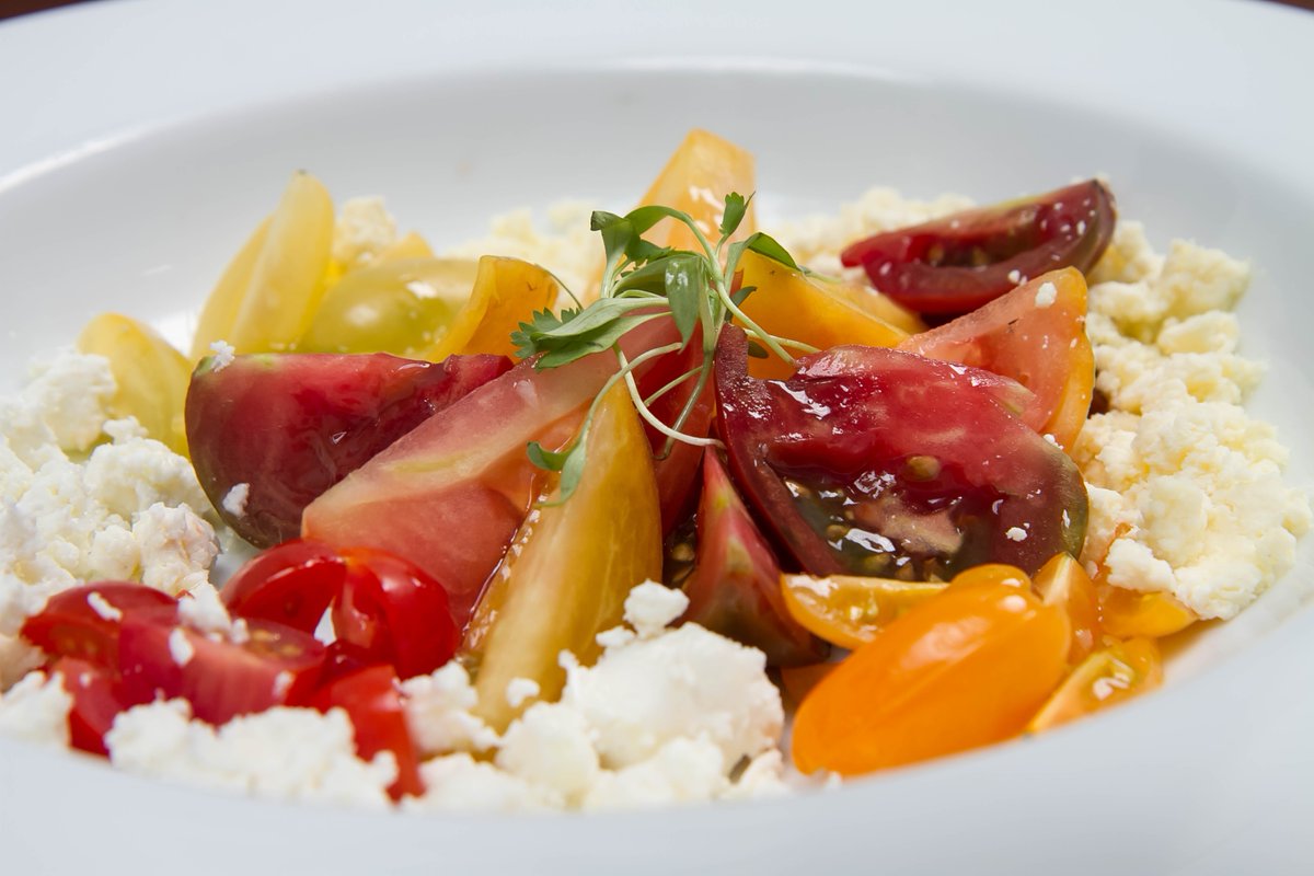 Parte del encanto en nuestra Ensalada de Jitomates Silvestres es la combinación de sabores y colores de los jitomates cherry, amarillo y heirloom. #Ensalada #JitomatesSilvestres #Carlota #SanÁngel