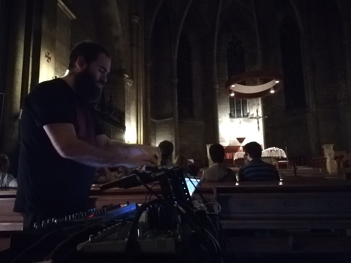 Vinfonies's tweet photo. Punt i final. Amb la màgia de la basílica, l'orgue i l'electrònica ens acomiadem. #Vinfonies https://t.co/z2MMU8hHaO