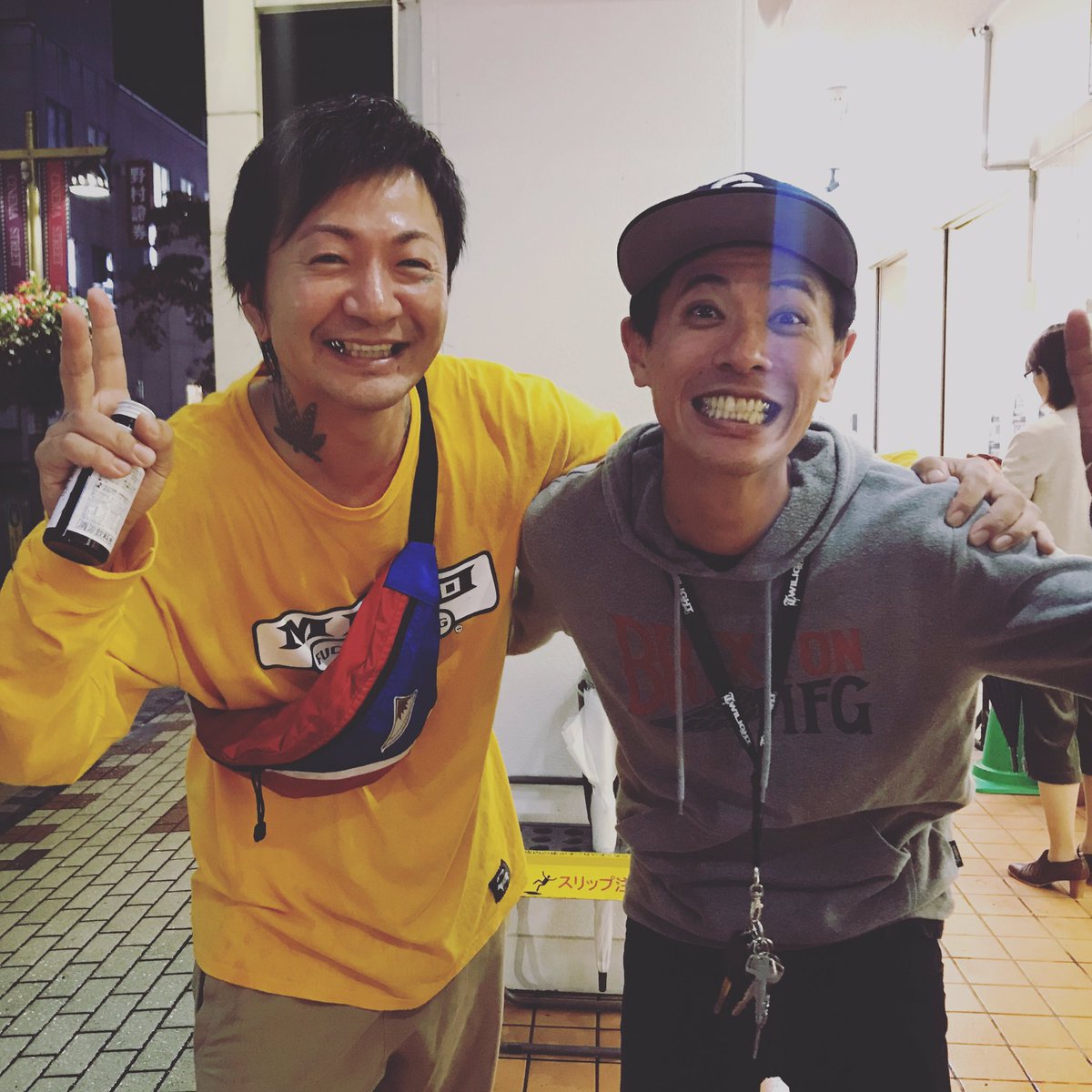 kz88dx's tweet photo. 盛岡〜🏃‍♂️💨
・
@THE_CHERRYCOKES
・
#theanswer TOURめちゃ酔い夜♪
・
頭から皆で作っていった空間が最後チェリコで爆発💥する完璧な夜👍✨
・
写真は @frailnonaka のドラマーとして一緒だった @vdx_jp のドラマーでもあり #CHANGEUP 、 #SIPMOC のドラマーでもある
・
@changemoc_ikio https://t.co/8bWbCNfqz8