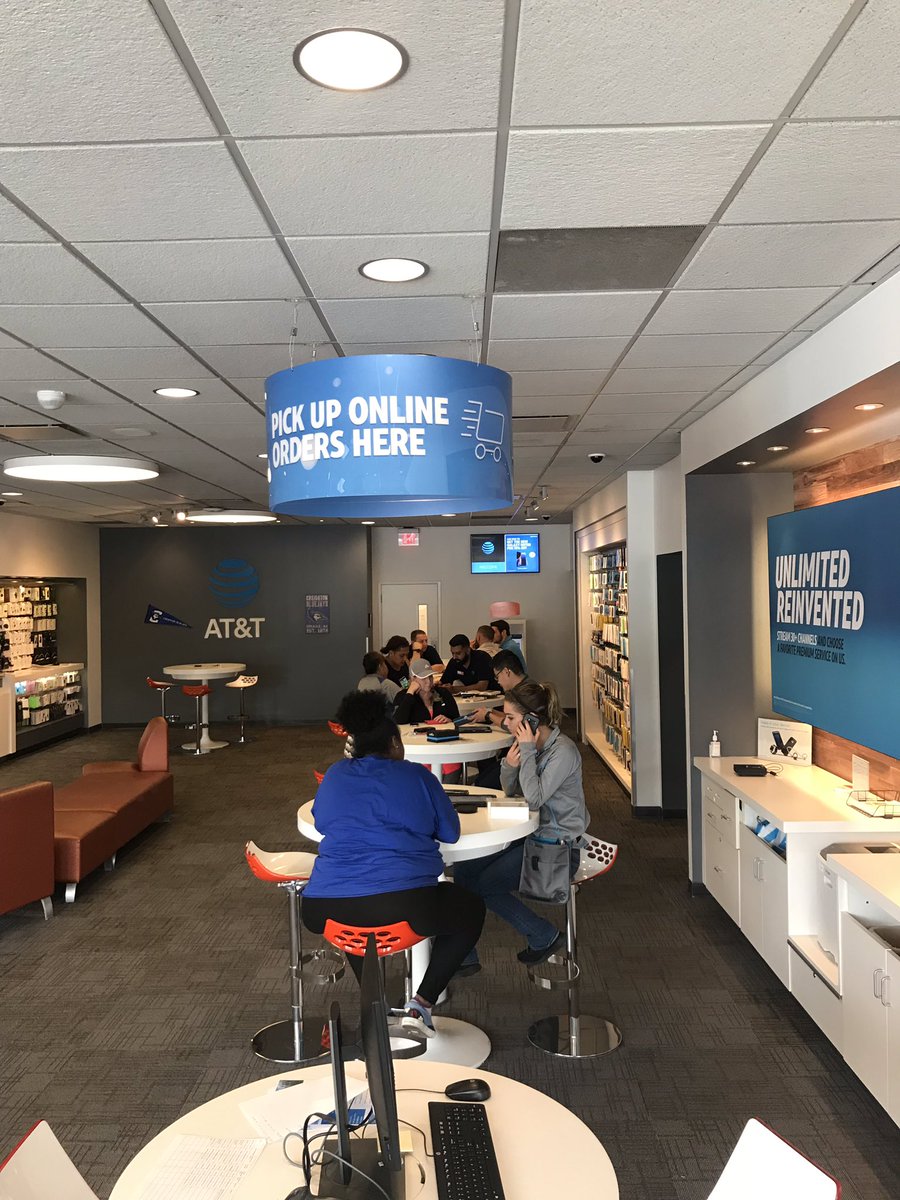 kobyatwork's tweet photo. The day isnโt over yet many happy customers looking to buy themselves a new iPhone Xโs. There is still plenty of phones left for our customers. My wolves are working away. #dodgestreet #wolvesofdodgestreet #BOLDNorthenPlains #NP4TheWin @bpeterson407 @TurnerKenney https://t.co/zMVDAGKs7K