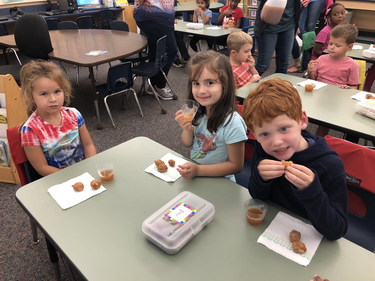 MissLanzoni's tweet photo. Our first mystery reader of the year helped us kick off fall with some fun stories and a tasty treat! #lesltps https://t.co/lndlQEFvjM