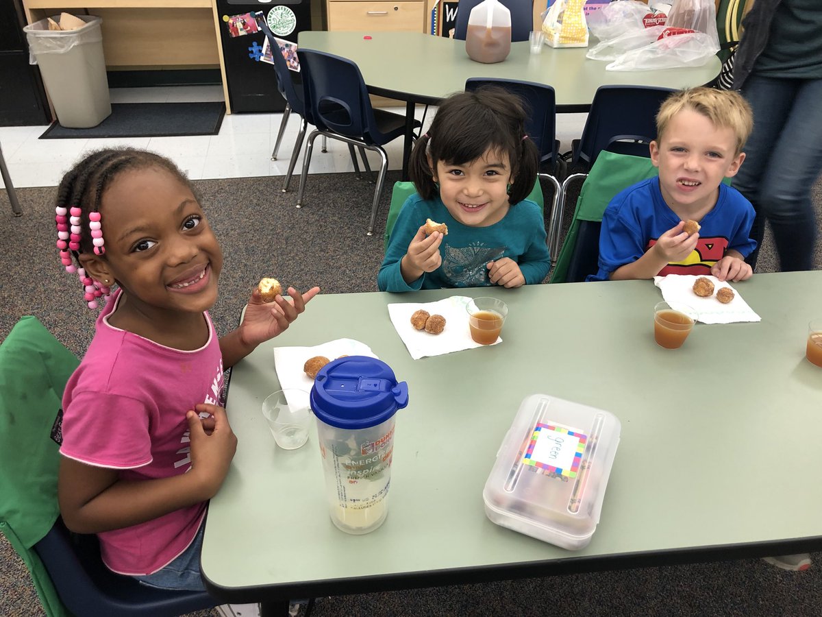 MissLanzoni's tweet photo. Our first mystery reader of the year helped us kick off fall with some fun stories and a tasty treat! #lesltps https://t.co/lndlQEFvjM