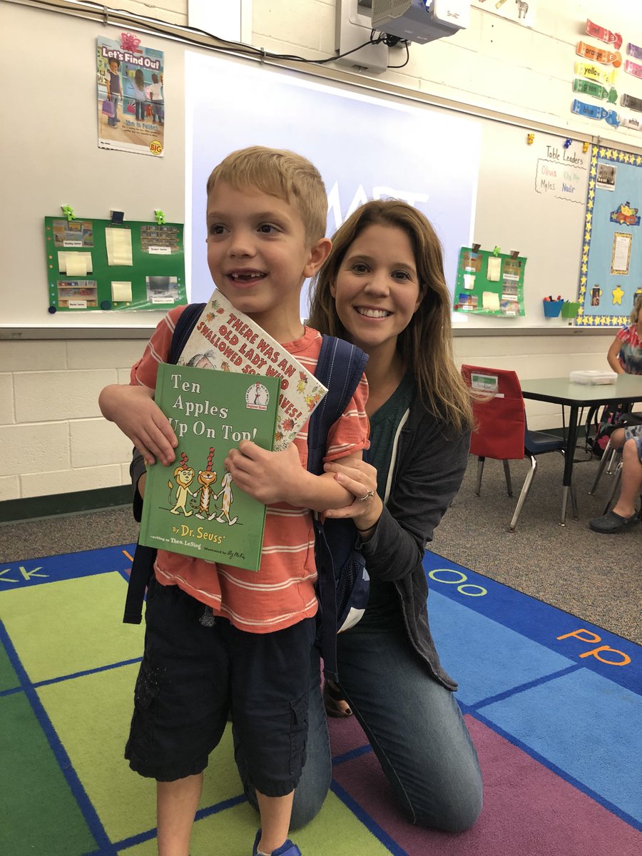 MissLanzoni's tweet photo. Our first mystery reader of the year helped us kick off fall with some fun stories and a tasty treat! #lesltps https://t.co/lndlQEFvjM
