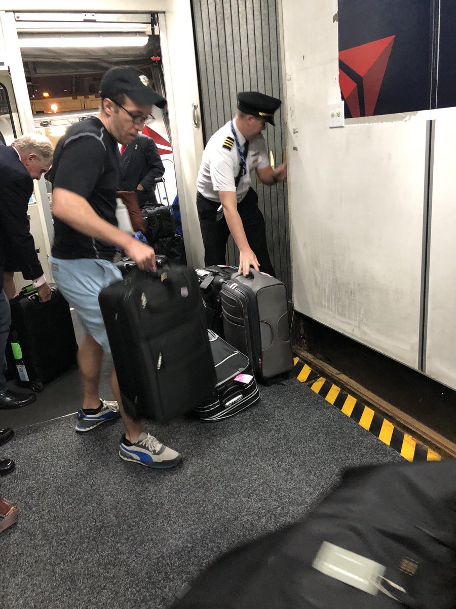 Exceptional customer service = simple efficiencies. <a href="/Delta/">Delta</a> Pilot knew the baggage handlers were running late, so he kept things moving #winning #lga