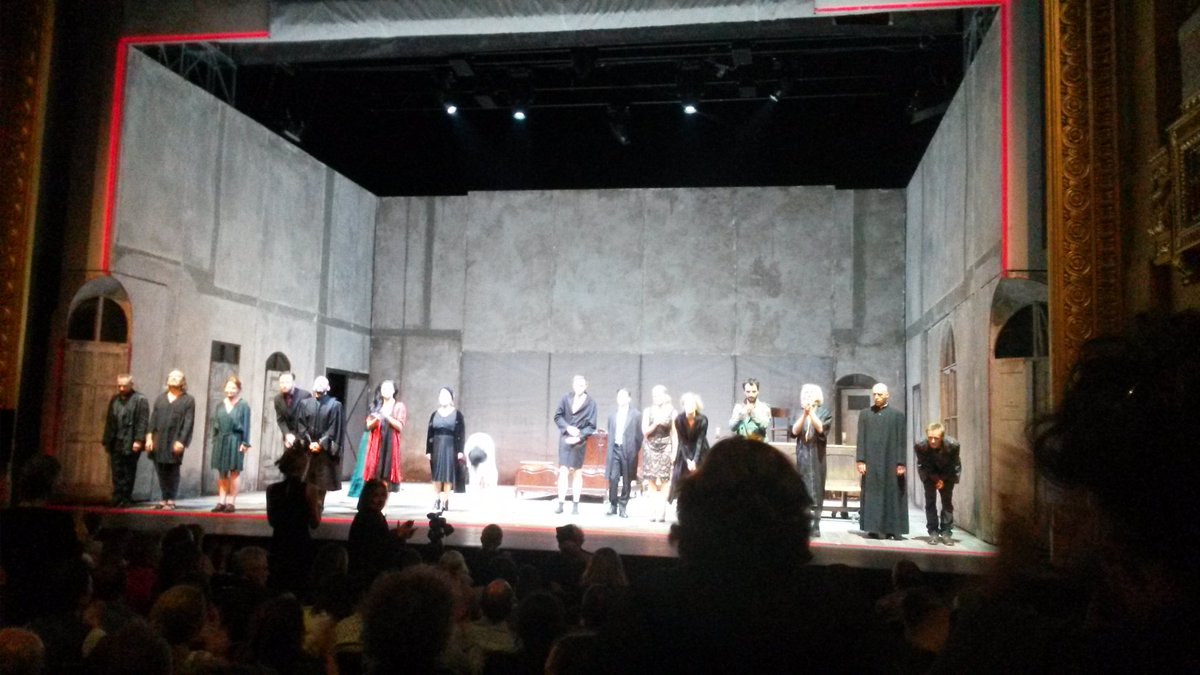 PresseKraemer's tweet photo. 90 secondes d'applaudissements ce vendredi 21 sept à @TheatreOdeon pour le #Proces #Kafka mes de #Lupa. Et une salle qui s'est vidée au premier entracte. Dommage car ce spectacle se doit d'être vu malgré de nombreuses faiblesses de perte de rythme @DisputeFC https://t.co/KeASdJQ5v1