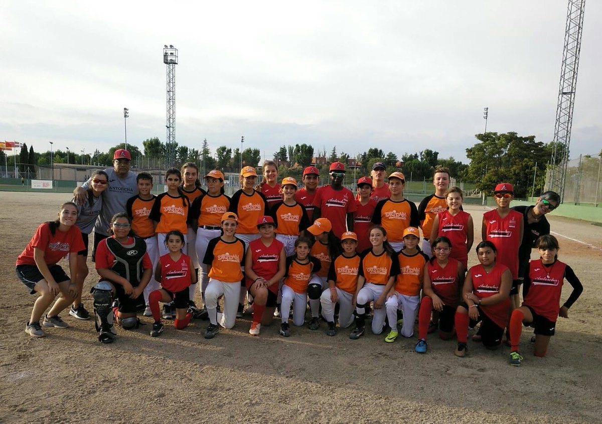 DridmaSofbol's tweet photo. El equipo infantil Dridma gana el primer partido a @GoBlues_Softbol y pierde el segundo contra @cbsantorcha . Mañana jugará a las 15,30 horas contra el primero del grupo A que se decidirá mañana a las 11,45 entre EMB Madrid y @CBSRIVAS https://t.co/LAvCj4LjgO