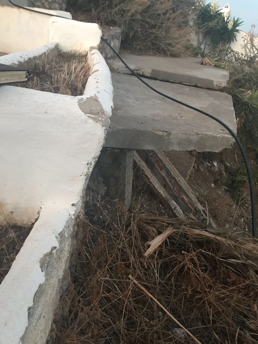 PPBenalmadena's tweet photo. Visita a #Torremuelle dónde @JuanALaraMartin acompañado de @victorggpp y algunos afiliados, han podido comprobar el lamentable estado en el que se encuentra la zona, abandonada por el #desgobierno. Así lo transmitieron los diferentes presidentes.
#PrimeroBenalmádena #Lara2019 https://t.co/OVDf3jFBzk