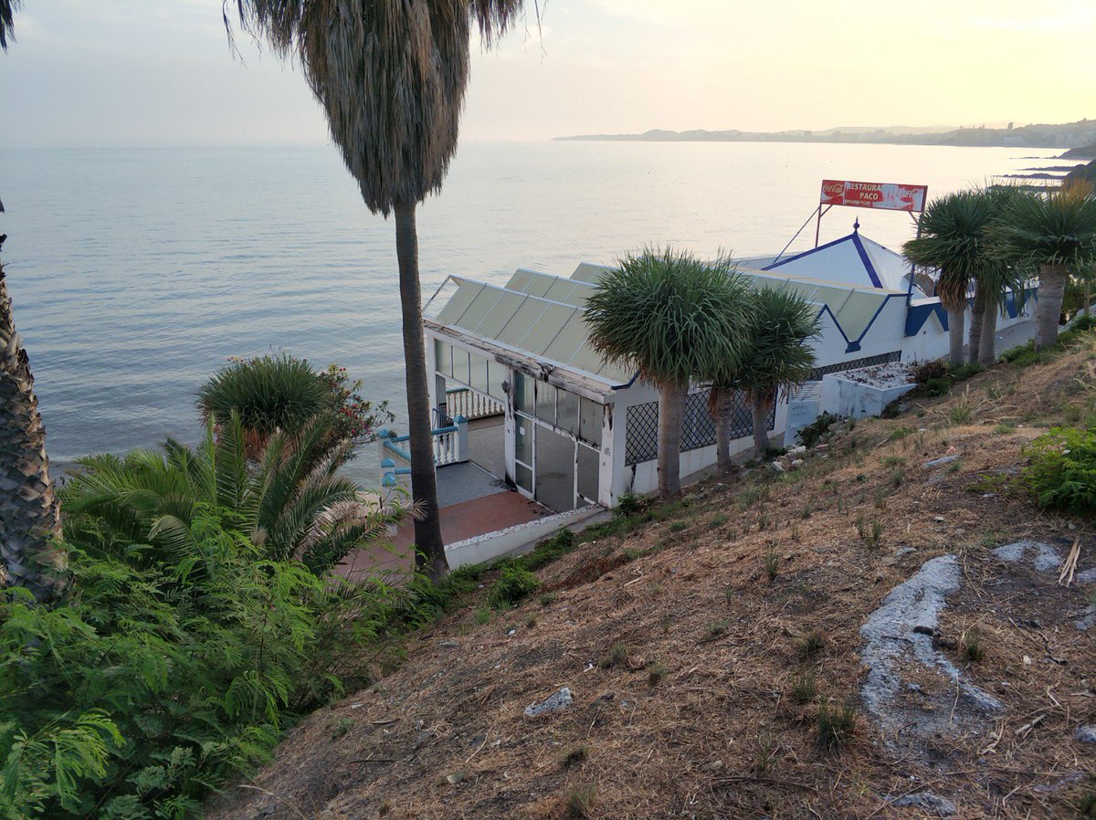 PPBenalmadena's tweet photo. Visita a #Torremuelle dónde @JuanALaraMartin acompañado de @victorggpp y algunos afiliados, han podido comprobar el lamentable estado en el que se encuentra la zona, abandonada por el #desgobierno. Así lo transmitieron los diferentes presidentes.
#PrimeroBenalmádena #Lara2019 https://t.co/OVDf3jFBzk