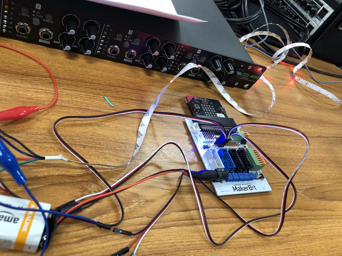 herrplatt's tweet image. Working w/ the @rogerwagner #MakerBit for @microbit_edu tinkering w/ led strip